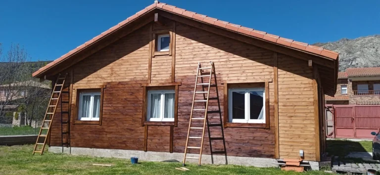 Exterior de casa de madera barnizada